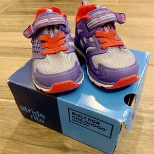 Stride Rite Made2Play Cannan Sneaker - Size 5.5W